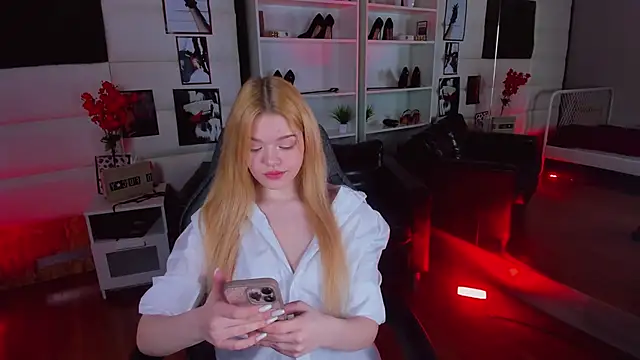 Snapshot of AdeleCartier chatting on 02/13/25, 01:19 AdeleCartier online show from 02/13/25, 01:19