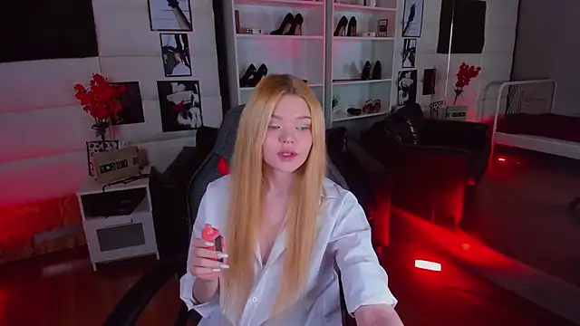 Snapshot of AdeleCartier chatting on 02/13/25, 04:22 AdeleCartier online show from 02/13/25, 04:22