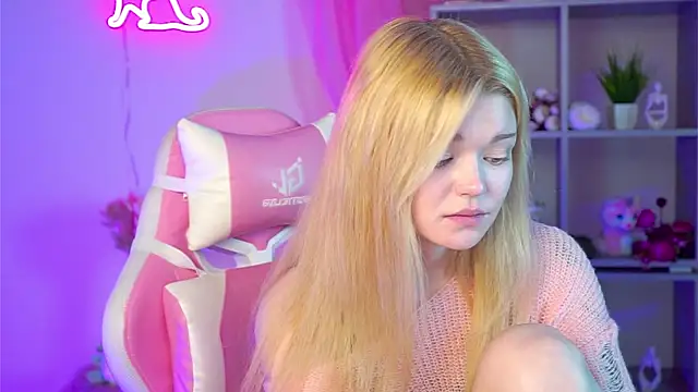 Snapshot of AdeleCartier chatting on 03/22/25, 08:40 AdeleCartier online show from 03/22/25, 08:40