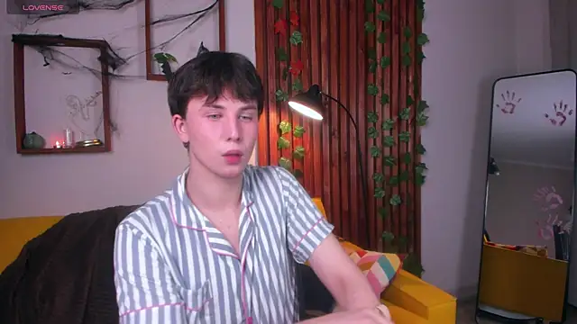 AdrianoAubert online show from 10/31/25, 03:25