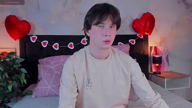 Snapshot of AdrianoAubert chatting on 02/13/26, 10:04 AdrianoAubert online show from 02/13/26, 10:04