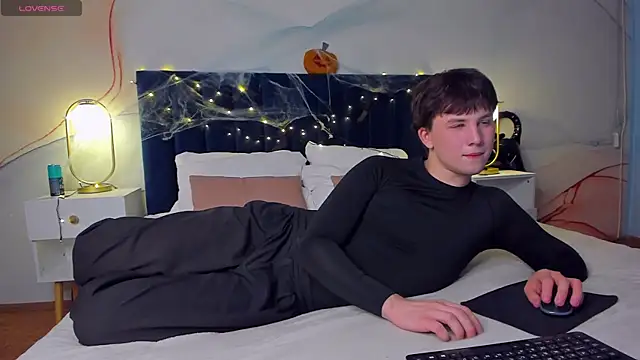 AdrianoAubert online show from 10/30/25, 05:17