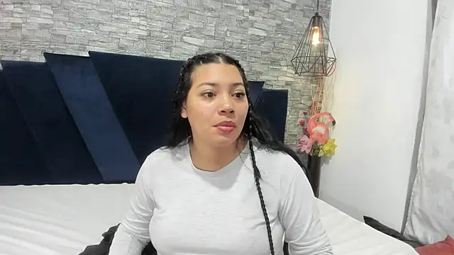 Sophia Brunett online show from 12/22/25, 12:05