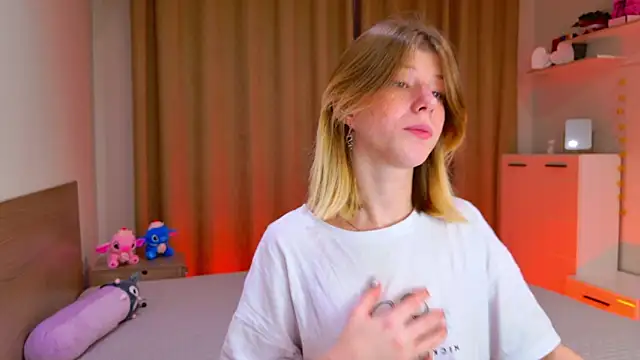 Snapshot of Bella_amory chatting on 10/23/25, 09:46 Bella amory online show from 10/23/25, 09:46