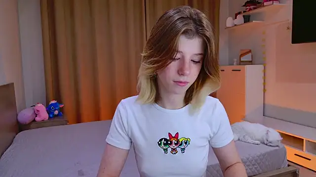 Snapshot of Bella_amory chatting on 10/27/25, 04:08 Bella amory online show from 10/27/25, 04:08