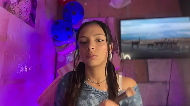 Snapshot of Skye_Moore chatting on 07/17/26, 02:09 Skye Moore online show from 07/17/26, 02:09