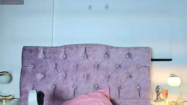 Skye Moore online show from 10/18/25, 07:27