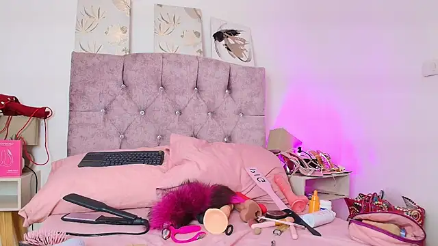 Skye Moore online show from 03/05/26, 06:48