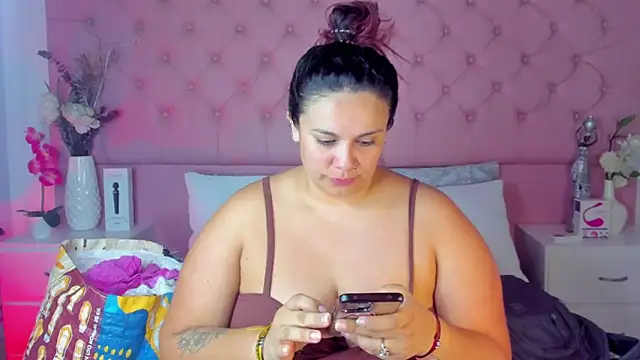 Snapshot of KourtneyEvans chatting on 09/14/25, 04:40 KourtneyEvans online show from 09/14/25, 04:40