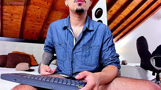 Snapshot of Sebastian_Berne chatting on 03/07/25, 10:32 Sebastian Berne online show from 03/07/25, 10:32