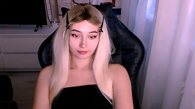 Snapshot of beauty_blonde chatting on 10/16/25, 01:03 beauty blonde online show from 10/16/25, 01:03