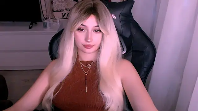 Snapshot of beauty_blonde chatting on 10/22/25, 01:05 beauty blonde online show from 10/22/25, 01:05