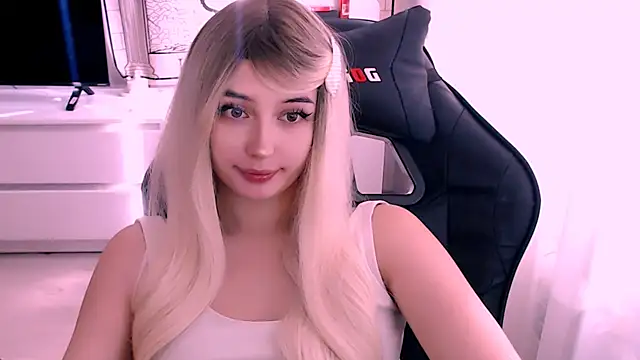 Snapshot of beauty_blonde chatting on 10/12/25, 05:53 beauty blonde online show from 10/12/25, 05:53