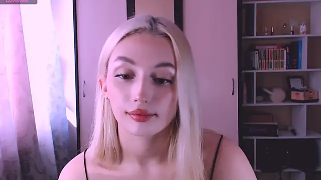 Snapshot of beauty_blonde chatting on 03/03/25, 09:34 beauty blonde online show from 03/03/25, 09:34