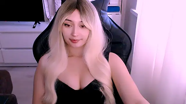 Snapshot of beauty_blonde chatting on 10/17/25, 03:10 beauty blonde online show from 10/17/25, 03:10