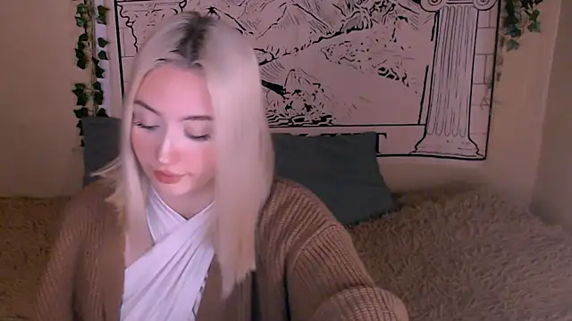 Snapshot of beauty_blonde chatting on 03/18/25, 12:51 beauty blonde online show from 03/18/25, 12:51