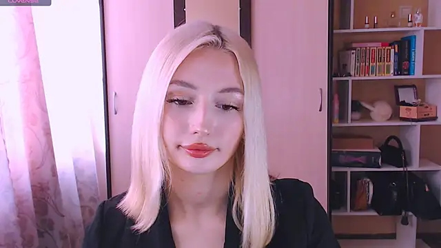 Snapshot of beauty_blonde chatting on 03/04/25, 08:35 beauty blonde online show from 03/04/25, 08:35