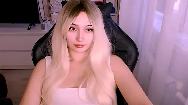 Snapshot of beauty_blonde chatting on 10/19/25, 01:19 beauty blonde online show from 10/19/25, 01:19