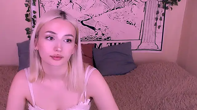 Snapshot of beauty_blonde chatting on 03/10/25, 08:50 beauty blonde online show from 03/10/25, 08:50