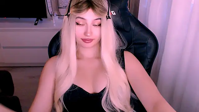 Snapshot of beauty_blonde chatting on 10/13/25, 12:56 beauty blonde online show from 10/13/25, 12:56
