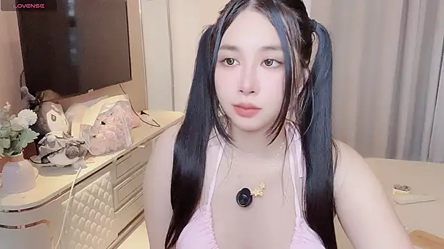 Snapshot of Moonccoi chatting on 09/28/25, 12:17 Moonccoi online show from 09/28/25, 12:17
