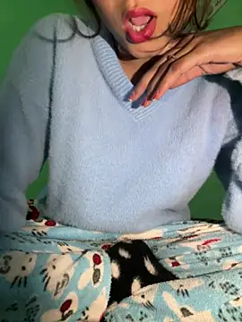 Snapshot of shnaz_1 chatting on 12/16/25, 05:06 shnaz 1 online show from 12/16/25, 05:06