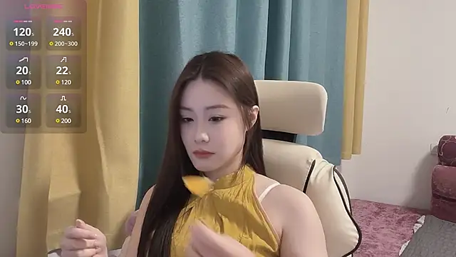 Snapshot of Qvo-Q chatting on 02/23/25, 04:24 Qvo-Q online show from 02/23/25, 04:24