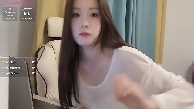 Snapshot of Qvo-Q chatting on 03/17/25, 07:04 Qvo-Q online show from 03/17/25, 07:04