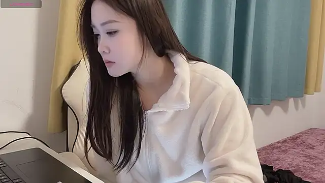 Snapshot of Qvo-Q chatting on 02/21/25, 01:44 Qvo-Q online show from 02/21/25, 01:44