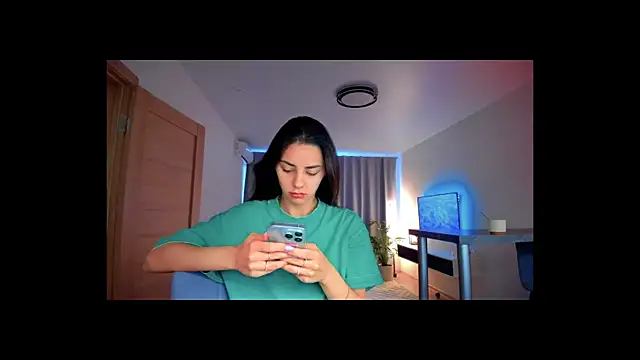 Snapshot of EmiliaZen chatting on 09/28/25, 12:23 EmiliaZen online show from 09/28/25, 12:23
