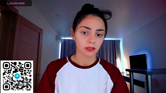 Snapshot of EmiliaZen chatting on 09/17/25, 01:02 EmiliaZen online show from 09/17/25, 01:02