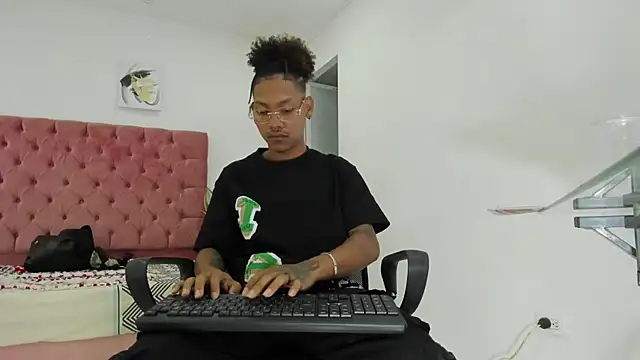 Snapshot of blackdirty420 chatting on 02/17/25, 03:44 blackdirty420 online show from 02/17/25, 03:44
