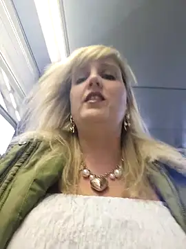 Sexybiene969 online show from 10/10/25, 03:13
