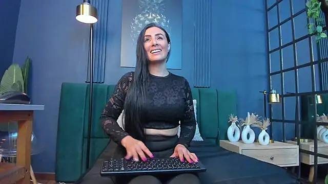 scarlet edwars online show from 03/24/26, 06:30