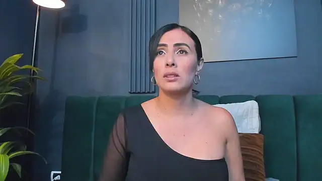 scarlet edwars online show from 11/10/25, 09:31