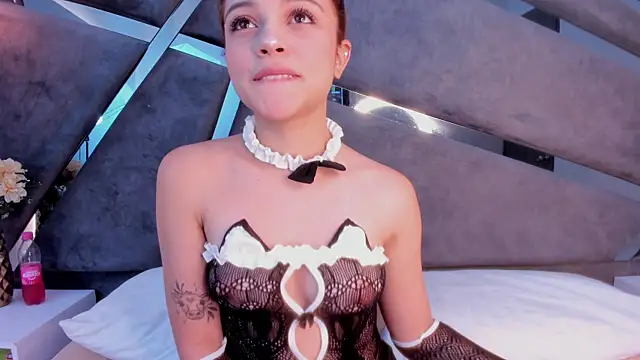 Giselle Lauren online show from 10/31/25, 07:54