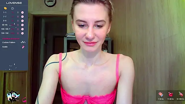 Snapshot of Caramel_piegirl chatting on 10/19/25, 02:42 Caramel piegirl online show from 10/19/25, 02:42