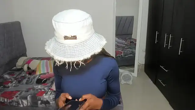 enyelsalas2 online show from 11/06/25, 12:58