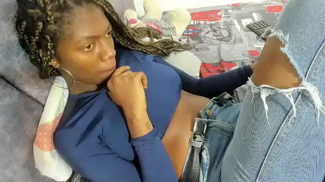 enyelsalas2 online show from 11/25/25, 01:17