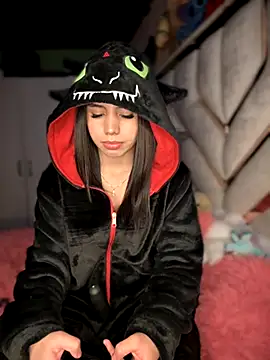 Laura-Khalifa online show from 11/11/25, 05:46