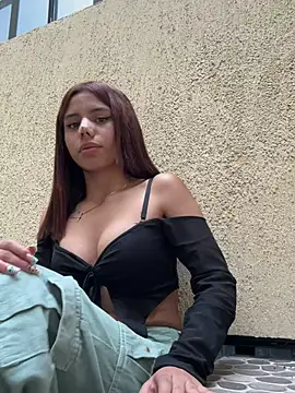 Laura-Khalifa online show from 02/24/25, 09:41