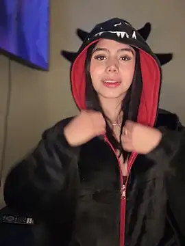 Laura-Khalifa online show from 11/29/25, 06:57