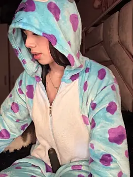 Laura-Khalifa online show from 11/28/25, 05:29