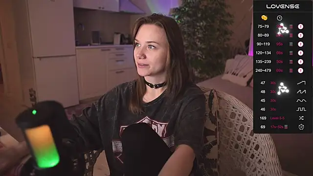 Snapshot of alexa_feels_ chatting on 11/07/25, 04:11 alexa feels online show from 11/07/25, 04:11