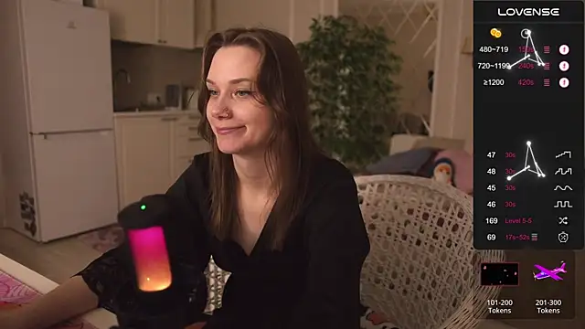 Snapshot of alexa_feels_ chatting on 10/23/25, 03:54 alexa feels online show from 10/23/25, 03:54