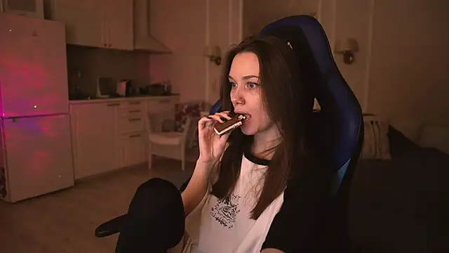 Snapshot of alexa_feels_ chatting on 03/13/25, 09:48 alexa feels online show from 03/13/25, 09:48