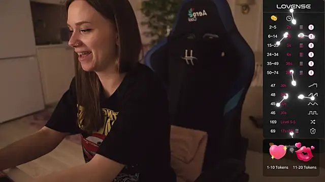 Snapshot of alexa_feels_ chatting on 09/19/25, 04:22 alexa feels online show from 09/19/25, 04:22