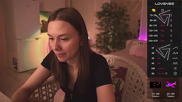 Snapshot of alexa_feels_ chatting on 11/13/25, 04:00 alexa feels online show from 11/13/25, 04:00