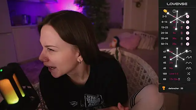 Snapshot of alexa_feels_ chatting on 12/04/25, 04:39 alexa feels online show from 12/04/25, 04:39