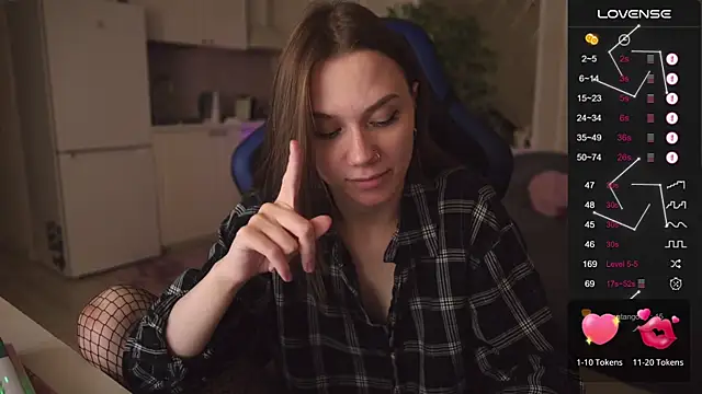 Snapshot of alexa_feels_ chatting on 09/18/25, 03:48 alexa feels online show from 09/18/25, 03:48